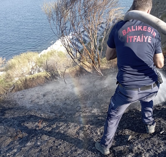 Marmara Adası’nda arazi yangını söndürüldü Balıkesir’in Marmara Adası ilçesine bağlı Çınarlı Mahallesi liman mevkiinde çıkan