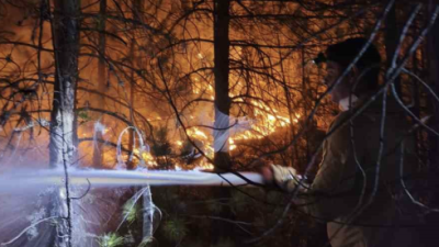 Balıkesir’in Sındırgı ilçesinde çıkan orman yangınını söndürme çalışmaları aralıksız devam