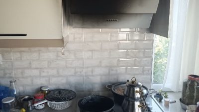 Balıkesir’in Manyas ilçesi Çarşı Mahallesi Yavuz Sokak’ta bulunan bir apartman
