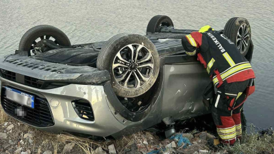 Balıkesir’in Burhaniye ilçesinde virajı alamayan bir otomobilin yol dışına savrularak