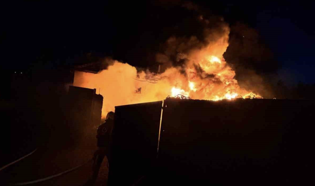 Balıkesir’de hurdalık yangını korkuttu Balıkesir’in Gömeç ilçesi Karaağaç Mahallesi’nde çıkan hurdalık yangını, ekiplerin zamanında