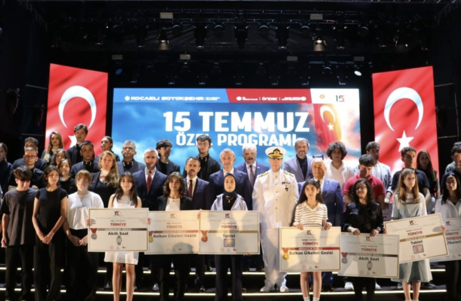Bandırmalı öğrenci 15 Temmuz temalı resim yarışmasında Türkiye birincisi oldu Bandırma Şehit Süleymanbey Ortaokulu öğrencisi Çisem Selek, 15 Temmuz Demokrasi