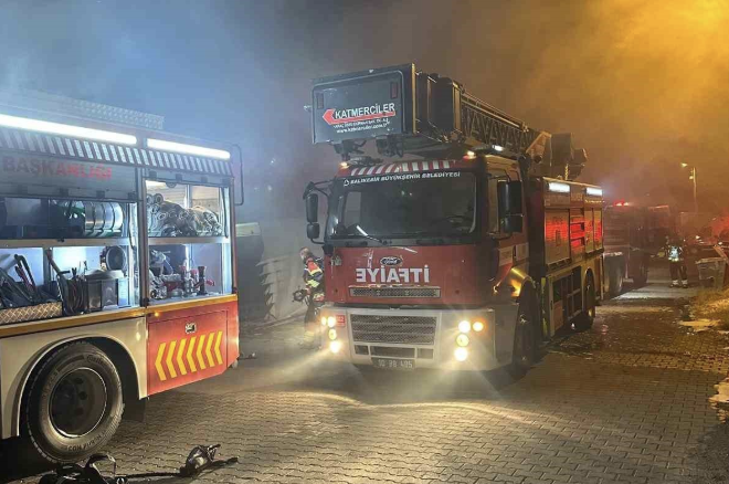 Balıkesir’de zeytinyağı paketleme bölümündeki yangın söndürüldü Balıkesir’in Ayvalık ilçesinde, akşam saatlerinde bir zeytinyağı paketleme tesisinde çıkan