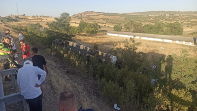 Balıkesir’de bir yolcu otobüsü yoldan çıkarak devrildi. Kazada 1’i ağır