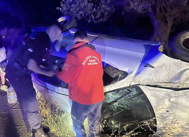 Balıkesir’de otomobil tek taraflı kazaya karıştı: 3 kişi yaralandı Balıkesir’in Burhaniye ilçesi Börezli Mahallesi, Börezli-Kızıklı yolu üzerinde Burhaniye istikametine