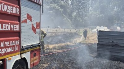 Balıkesir’in Bandırma ilçesi Külefli Mahallesi’nde çıkan anız ve ot yangını,
