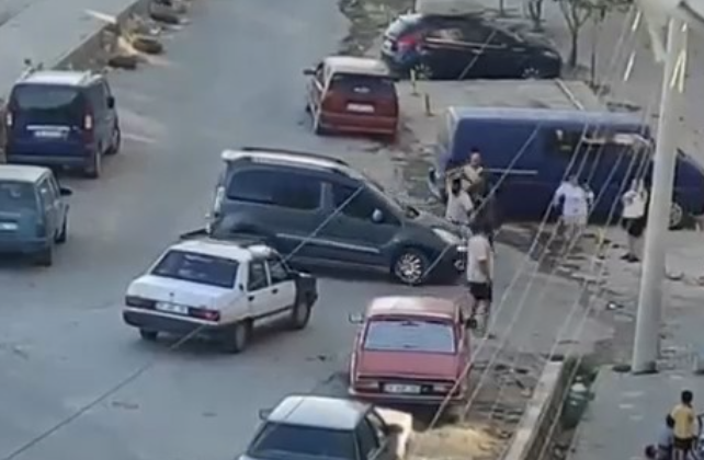 Edremit’te sopalı alacak verecek kavgası kameraya yansıdı Balıkesir’in Edremit ilçesinde iki kişi, eski bir alacak verecek meselesi
