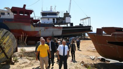 Balıkesir Valisi İsmail Ustaoğlu, Erdek ilçesinde faaliyet gösteren bir tersane