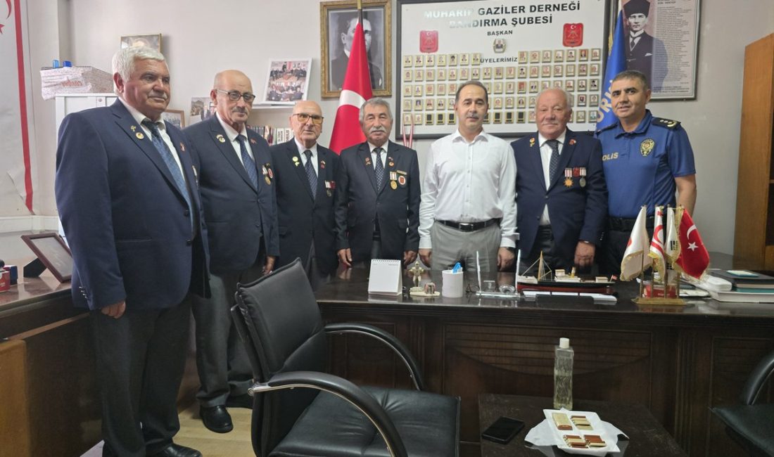 Kaymakam Aksakal’dan gaziler derneklerine ziyaret Balıkesir’in Bandırma ilçesinde Kaymakam Engin Aksakal, Kıbrıs Barış Harekâtı’nın 51.