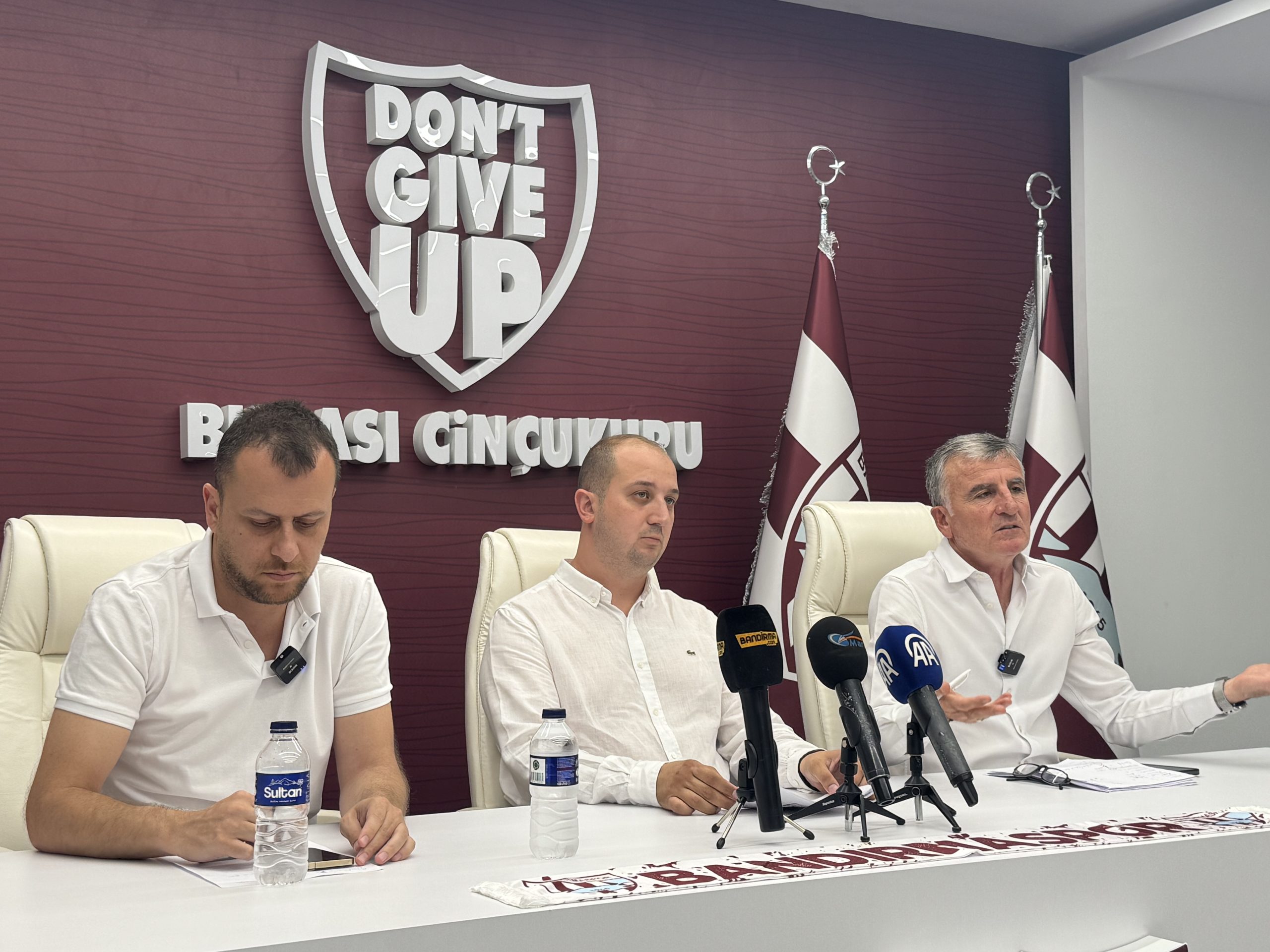 2025–2026 sezonuna yeni yönetimiyle hazırlanan Bandırmaspor, sezon öncesi ilk basın