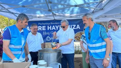 Bandırma’da Muharrem ayı dolayısıyla düzenlenen aşure etkinliklerinde vatandaşlar bir araya