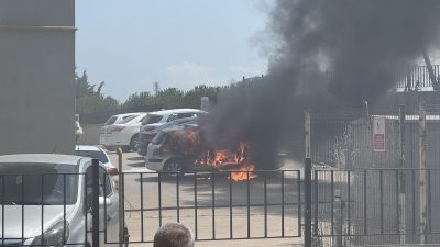 Balıkesir’in Bandırma ilçesinde hastane otoparkında park halinde bulunan otomobil alev