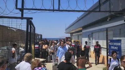 Balıkesir'in Marmara ilçesine bağlı Avşa Adası'nda tatil sezonunun başlamasıyla birlikte