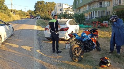Balıkesir'in Erdek ilçesinde meydana gelen kazada, otomobile arkadan çarpan motosiklet