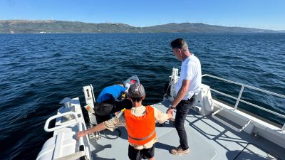 Balıkesir’in Erdek ilçesi Düzler açıklarında denizde açığa sürüklenen iki kişi,