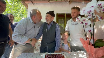 Gönen’in Üzümlü Mahallesi’nde yaşayan Recep Ercan, 100 yaşına girdi. Hayatı