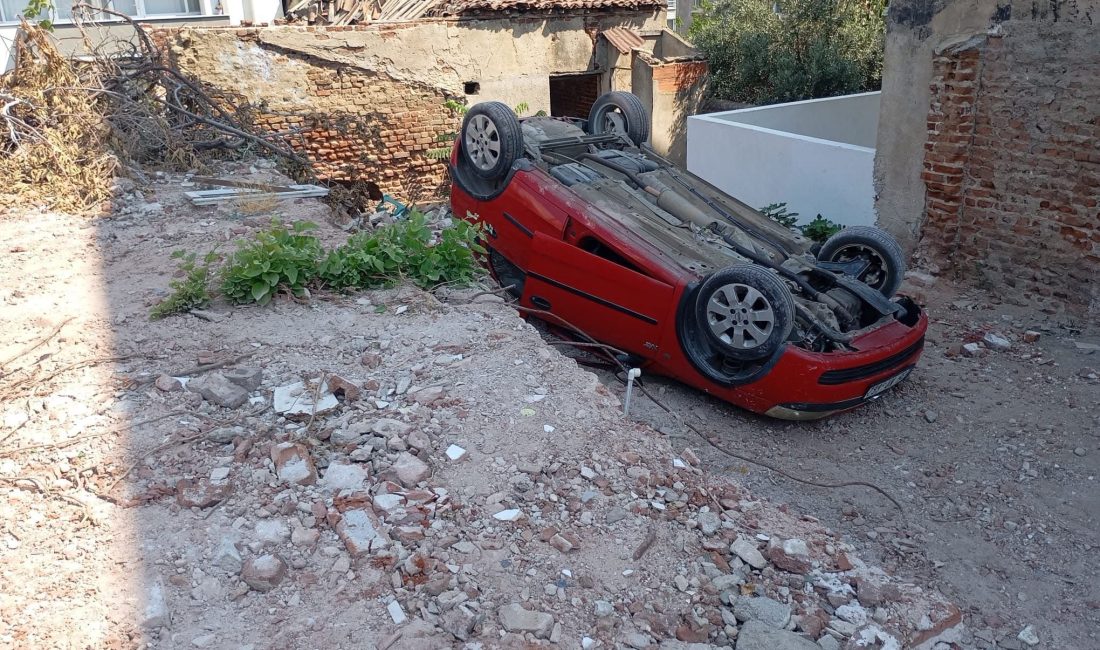 Erdek’te park etmeye çalışırken takla atan araç arsaya düştü Balıkesir’in Erdek ilçesinde park etmeye çalışan bir otomobil, sürücüsünün kontrolü