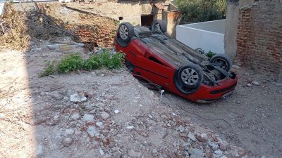 Balıkesir’in Erdek ilçesinde park etmeye çalışan bir otomobil, sürücüsünün kontrolü