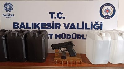 Balıkesir’in Bandırma ilçesinde polis ekiplerince durdurulan bir şahsın üzerinde ruhsatsız