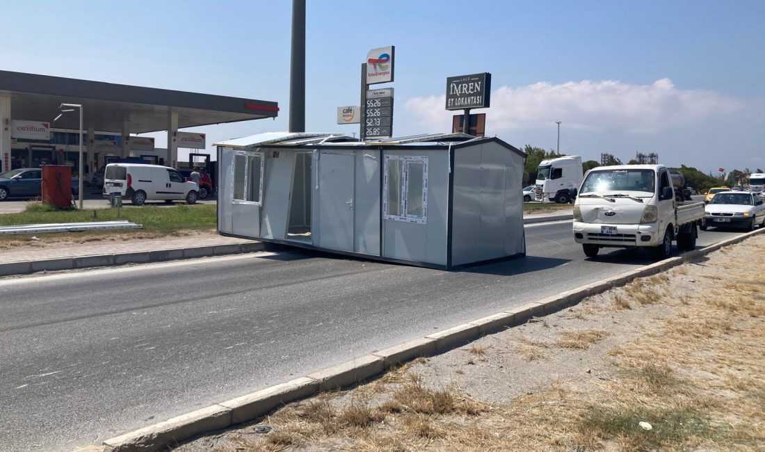Tır dorsesinden düşen konteyner trafiği durma noktasına getirdi Balıkesir’in Bandırma ilçesinde Küçük Sanayi Sitesi girişinde seyir halindeki bir