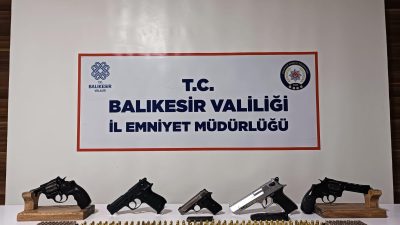 Balıkesir’in Bandırma ilçesinde polis ekiplerince bir ikamette yapılan aramada ruhsatsız