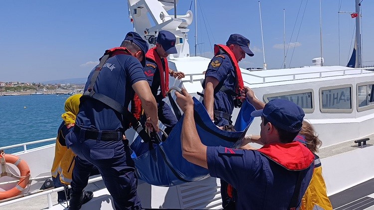 Ayvalık açıklarında gezi teknesindeki yaralı şahıs tıbbi tahliye ile kurtarıldı Balıkesir’in Ayvalık ilçesi açıklarında seyreden bir gezi teknesinde yaralanan bir