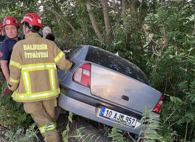 Balıkesir’in Altıeylül ilçesinde kontroldan çıkan otomobilin şarampole uçtuğu kazada 2