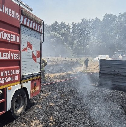 Balıkesir’in Bandırma ilçesi Külefli Mahallesi’nde çıkan anız ve ot yangını,