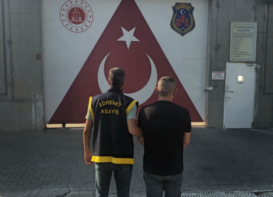 Balıkesir’de aranan şahıslara operasyon: 42 gözaltı, 22 tutuklama İl genelinde eş zamanlı düzenlenen operasyonlarda farklı suçlardan aranan 42