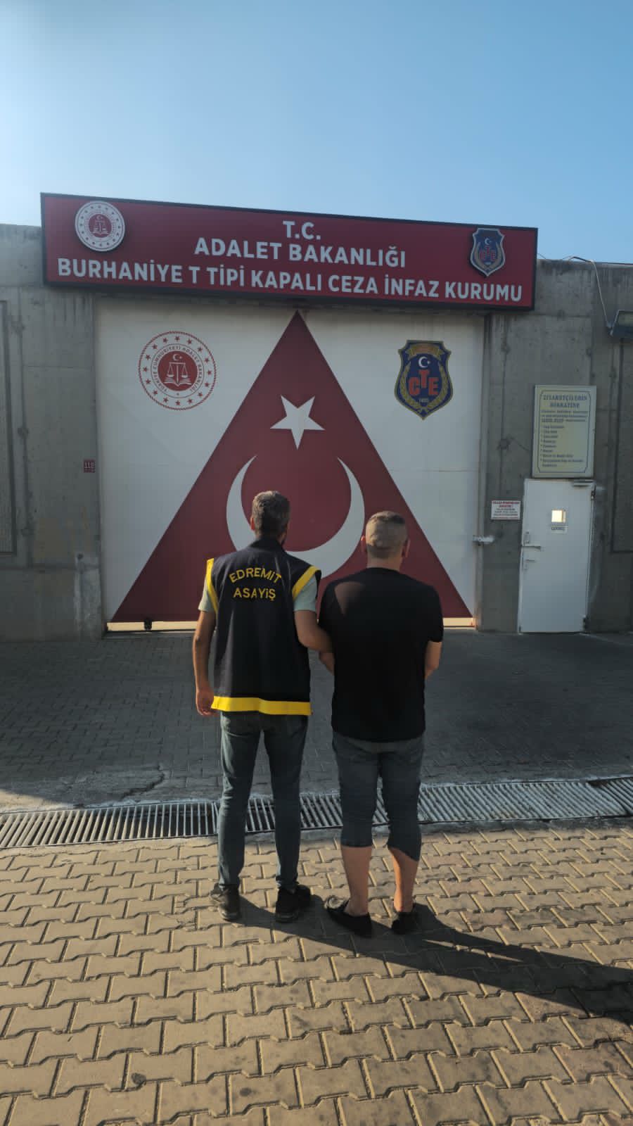 İl genelinde eş zamanlı düzenlenen operasyonlarda farklı suçlardan aranan 42