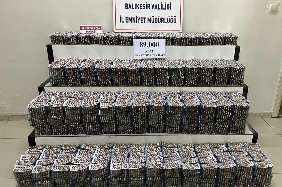 Balıkesir’de 89 bin sentetik ecza ele geçirildi Balıkesir İl Emniyeti'nin Burhaniye'de düzenlediği operasyonda 89 bin adet sentetik