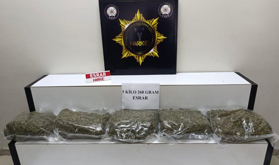 Balıkesir’in Edremit ilçesinde düzenlenen uyuşturucu operasyonunda 5 kilogram esrar ele