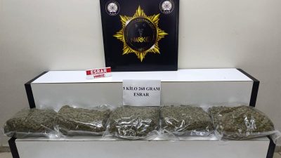 Balıkesir’in Edremit ilçesinde düzenlenen uyuşturucu operasyonunda 5 kilogram esrar ele