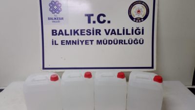 Balıkesir’de polis ekiplerince düzenlenen operasyonlarda 40 litre etil alkol ele