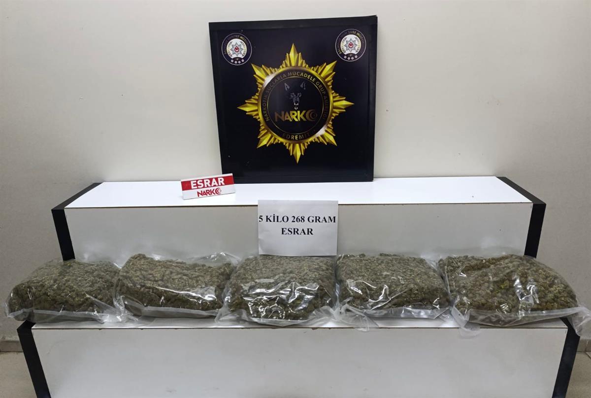 Balıkesir’in Edremit ilçesinde düzenlenen uyuşturucu operasyonunda 5 kilogram esrar ele