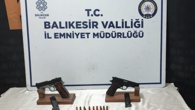 Balıkesir’in Bandırma ilçesinde bir işyerinde yapılan aramada 2 tabanca ve
