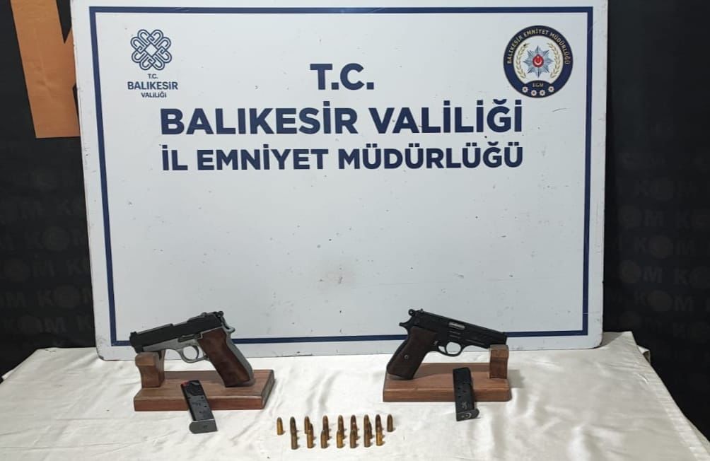 Balıkesir’in Bandırma ilçesinde bir işyerinde yapılan aramada 2 tabanca ve