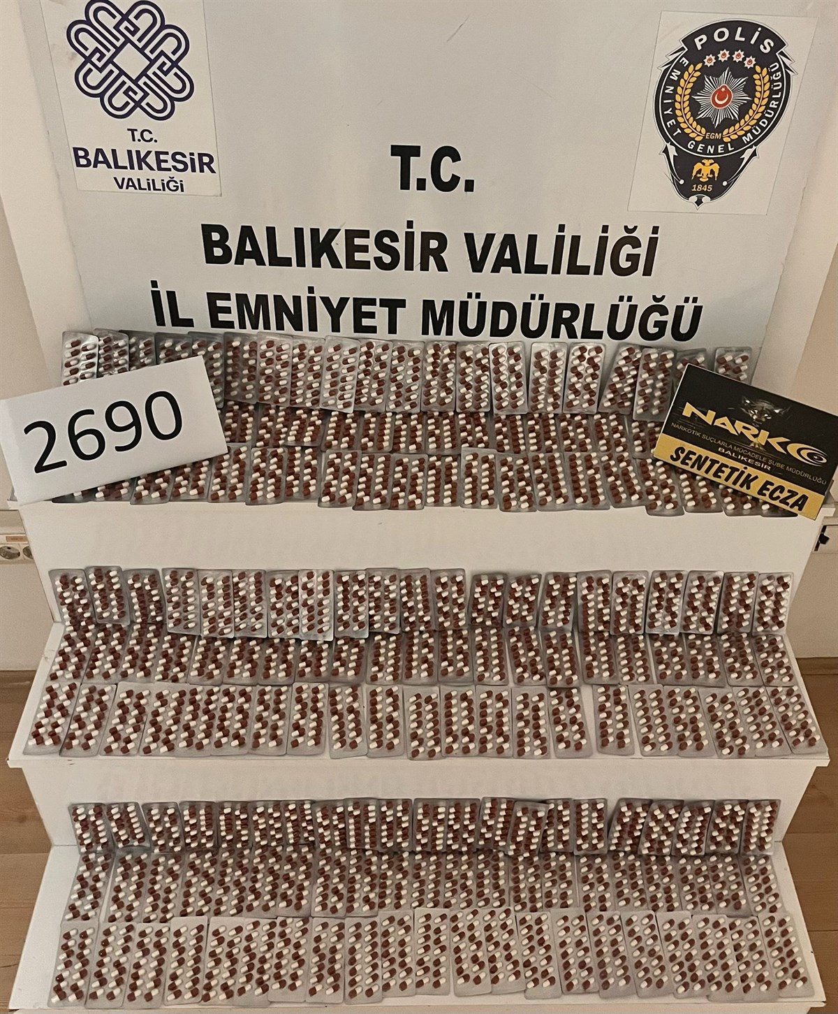 Balıkesir merkezde yürütülen operasyonda 2.690 adet sentetik ecza hap ele