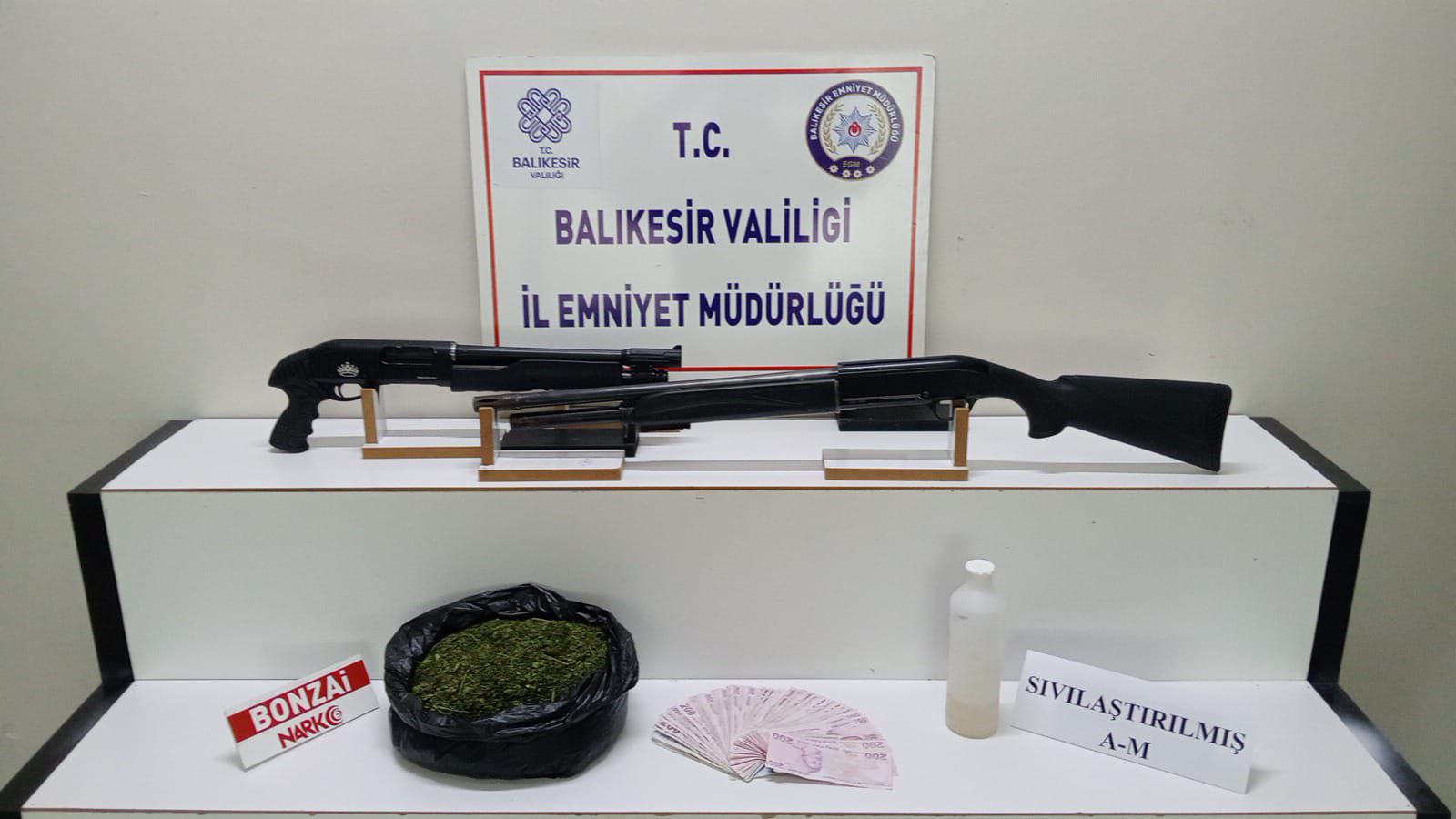 Balıkesir’in Edremit ilçesinde düzenlenen operasyonda uyuşturucu madde ve ruhsatsız silah