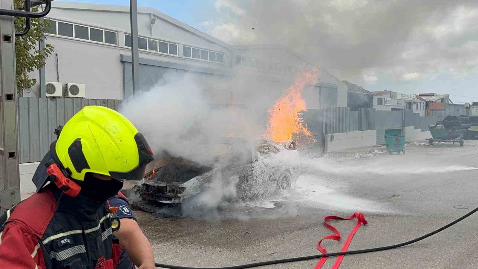 Balıkesir’in Bandırma ilçesinde Sanayi Sitesi’nde bir araçta çıkan yangın, itfaiye