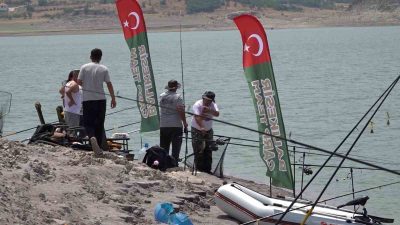 Sındırgı’da balıkçılar baraj gölünde kıyasıya yarıştı
Balıkesir’in Sındırgı ilçesinde, Genç Avcılar