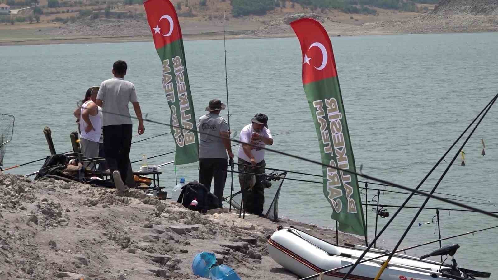 Sındırgı’da balıkçılar baraj gölünde kıyasıya yarıştı
Balıkesir’in Sındırgı ilçesinde, Genç Avcılar