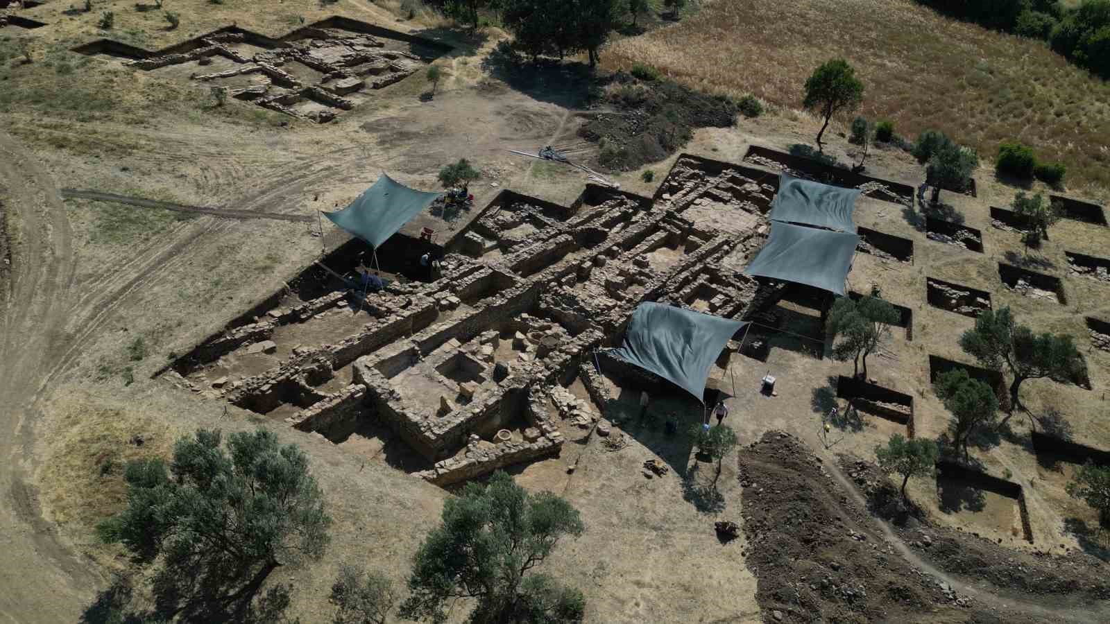 Mimar Sinan Güzel Sanatlar Üniversitesi Arkeoloji Bölümü öğretim üyesi ve