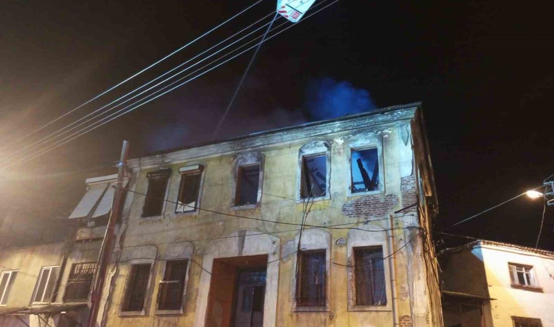 Tarihi binada çıkan yangın paniğe yol açtı Balıkesir’in Edremit ilçesinde 2 katlı tarihi bir binada çıkan yangın,