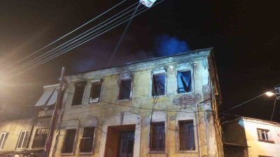 Balıkesir’in Edremit ilçesinde 2 katlı tarihi bir binada çıkan yangın,