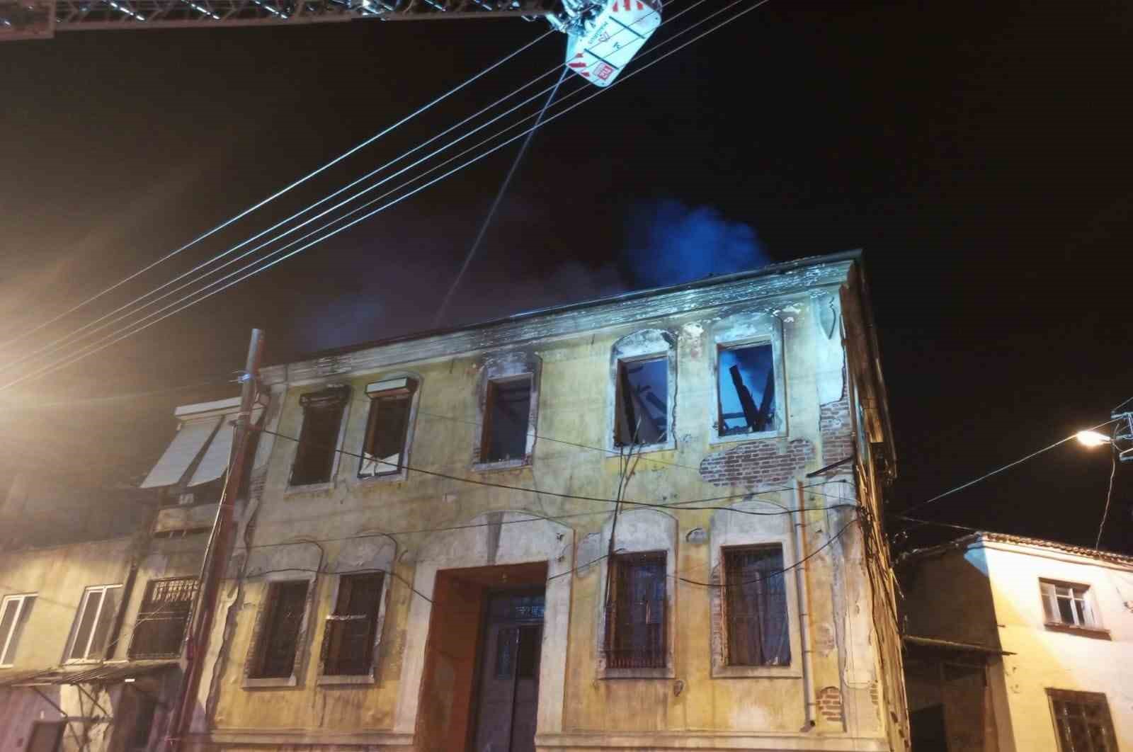 Balıkesir’in Edremit ilçesinde 2 katlı tarihi bir binada çıkan yangın,