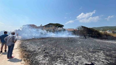 Balıkesir’in Erdek ilçesinde arazide çıkan yangın itfaiye ekiplerinin hızlı müdahalesiyle