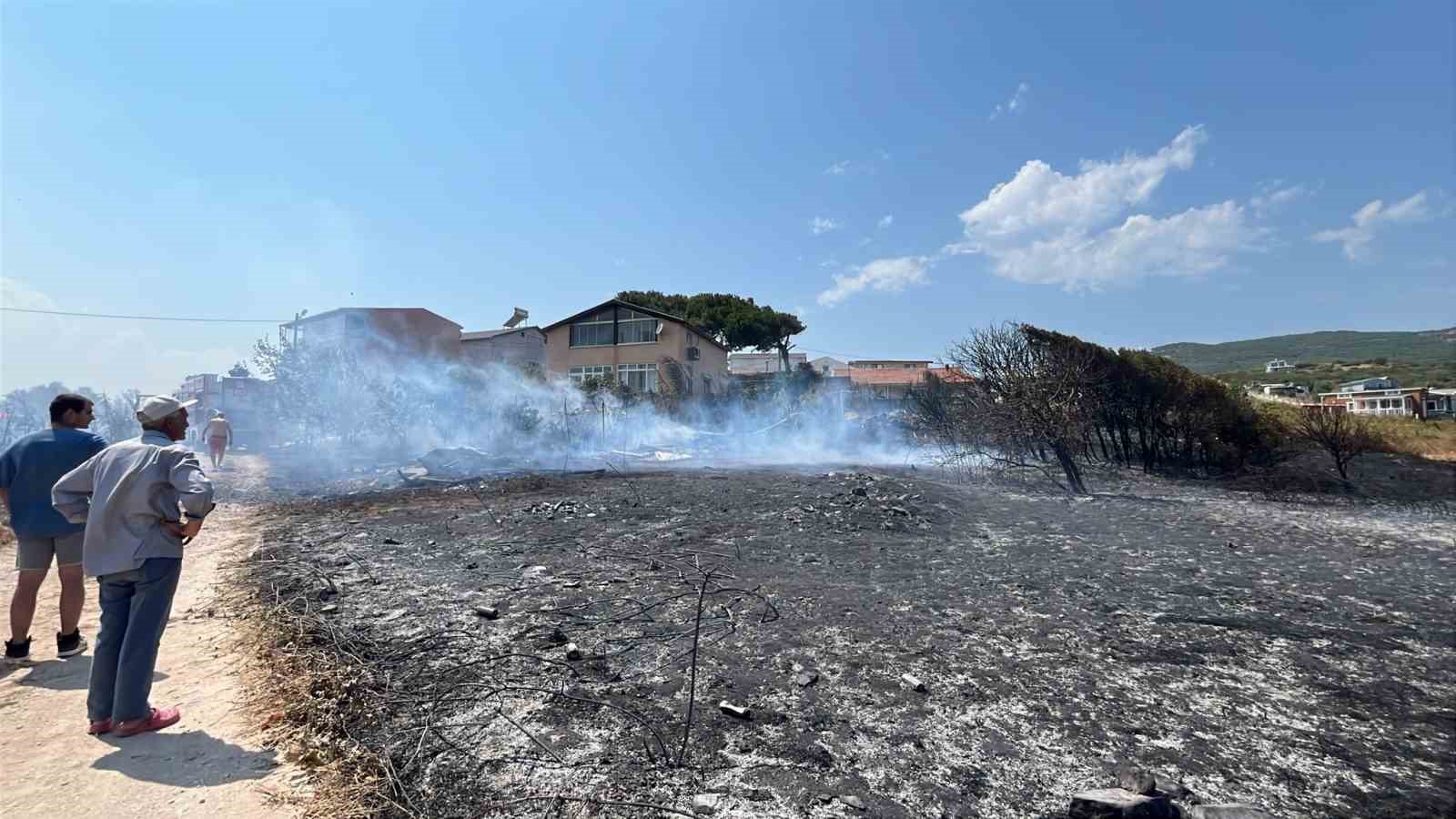 Balıkesir’in Erdek ilçesinde arazide çıkan yangın itfaiye ekiplerinin hızlı müdahalesiyle