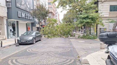 Balıkesir’in Bandırma ilçesinde gece saatlerinde fırtına ve sağanak yağış etkili