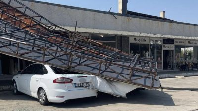 Balıkesir’in Susurluk ilçesinde, reklam tabelası park halindeki araçların üzerine devrildi.